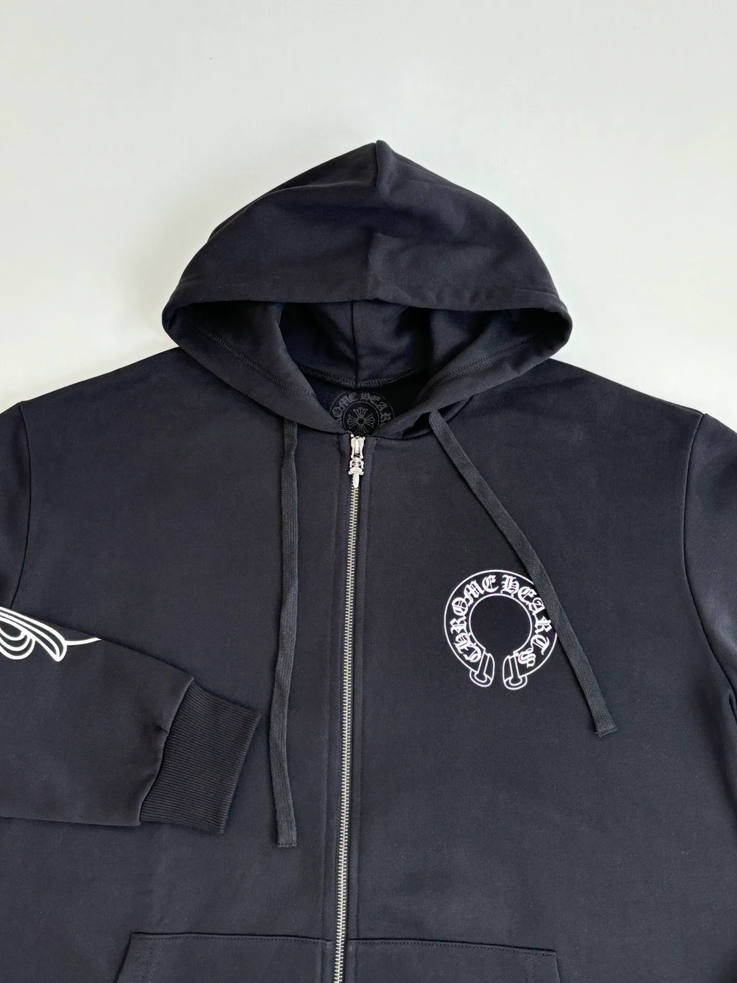P450 Chrome Heart*/Chrome Heart 25 new horseshoe print unicorn zipper jacket. The fabric is made of 420g thin velvet coarse fish scale fabric. The printing is printed by hand glue according to the original version. The finished product is sanded and washed to shape. It feels excellent. Real antique silver and old chain head (key point: zipper puller is sprayed with silver and made old). Size: S/M/L
